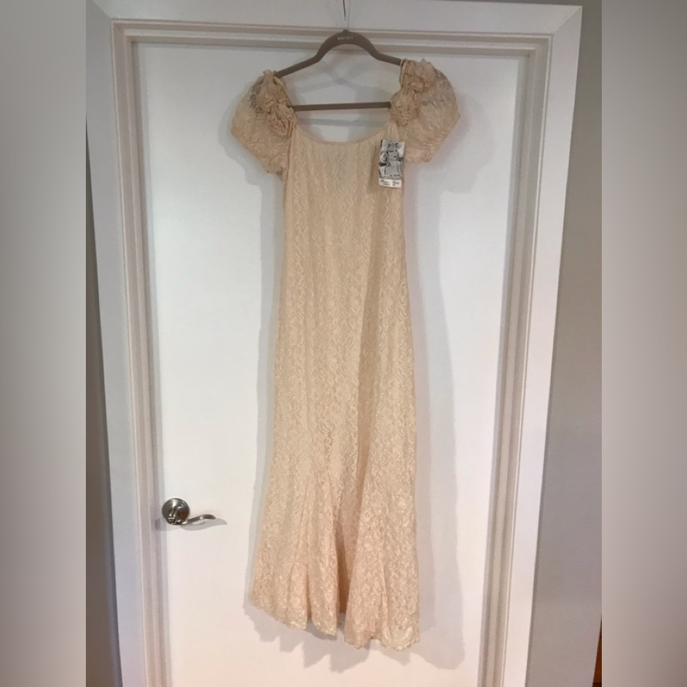 Elegant Cream Lace Dress with Puff Sleeves